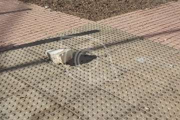 Caída de cascotes de la pasarela elevada del vial costero próxima a la rotonda de Hoya del Pozo/TA.